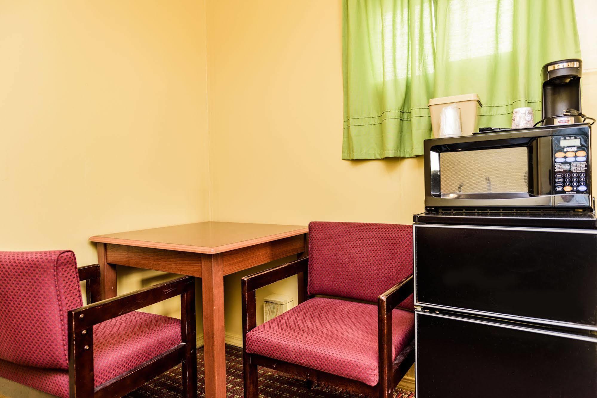 Budget Inn Уилямсвил Екстериор снимка
